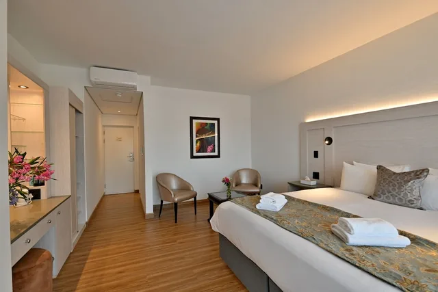 غرفة سوبيريور بسرير كينج بإطلالة على المسبح بشرفة، Val Du Charron Coach House 2/6