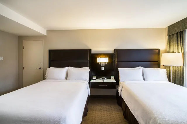 غرفة قياسية بسرير كينج وسريرين كوين بشرفة، Holiday Inn Vancouver Centre 2/10