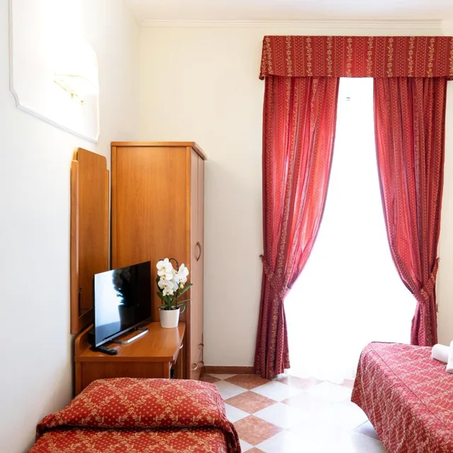 غرفة ثلاثية، Hotel Romantica 1/7