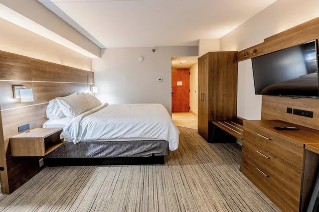Standard, King Bed, Extra Floor Space، Holiday Inn Express Indianapolis South 1/10