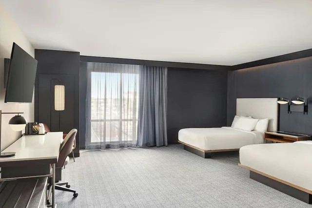 غرفة قياسية بسريرين كوين، Courtyard by Marriott Milwaukee Brookfield at Poplar Creek 2/6