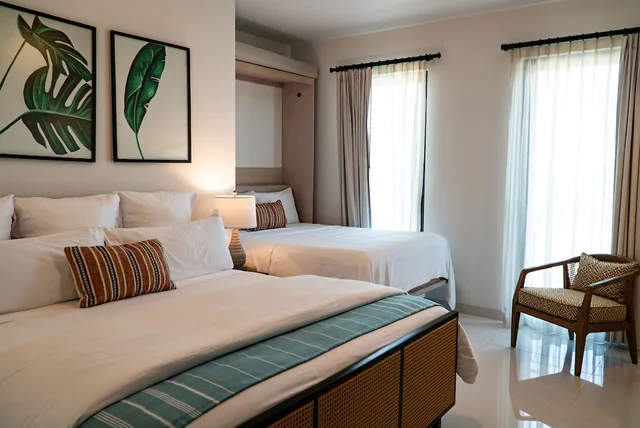 استوديو بسرير كينج بشرفة مع أريكة، Flamboyan Hotel and Residences 4/10