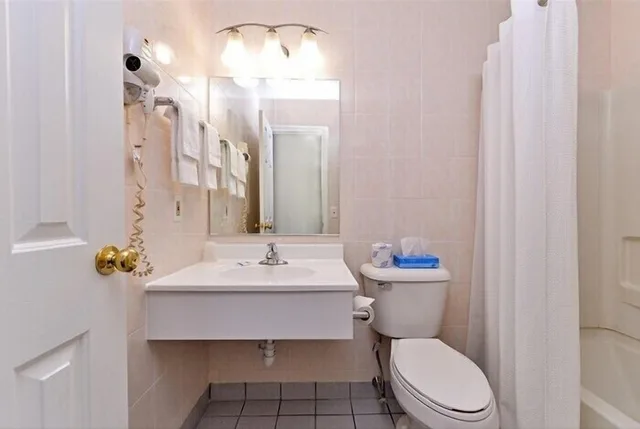 غرفة قياسية بسريرين كوين للمدخنين، Rodeway Inn Groton - New London 2/2