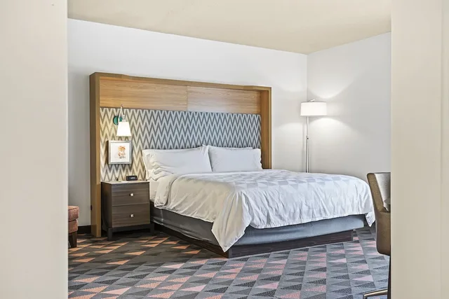 جناح بسرير كينج بمنطقة جلوس، Holiday Inn St. Petersburg West 7/10