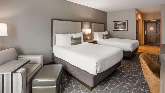 غرفة قياسية كبيرة بسريرين كوين مع أريكة لذوي الإعاقة، Best Western Plus Lawrenceburg 8/10
