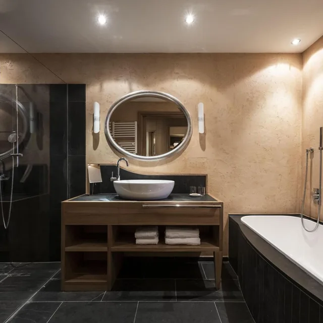 جناح جونيور، HOTEL ADLER BALANCE 8/9