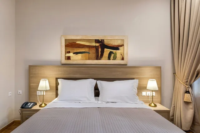 Superior, Queen Bed, Athens Manor Houses 3/8