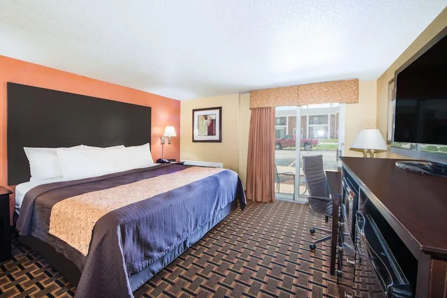 غرفة قياسية بسرير كينج، Days Inn by Wyndham Joplin 2/10