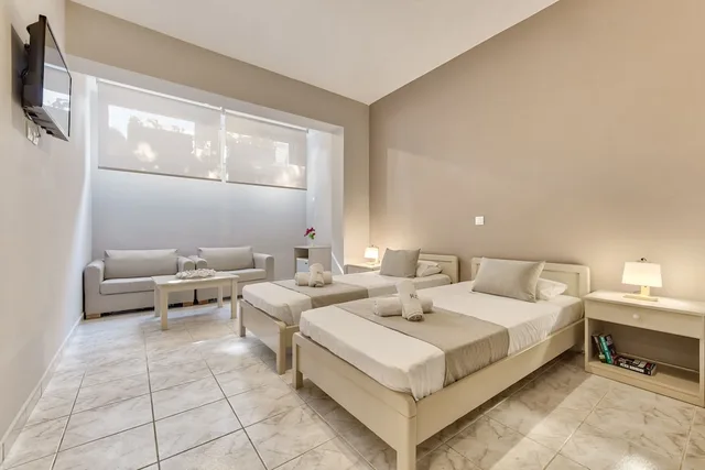 Connecting, Family, Basement, 1 Double and 3 Single Beds، Contessa Hotel 3/8