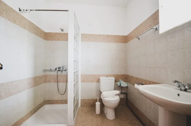Studio, Twin Beds, Coliseum Studios And Apartments 4/4