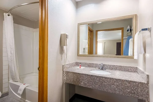 غرفة قياسية بسرير كينج للمدخنين، Super 8 By Wyndham Kansas City Airport 5/5