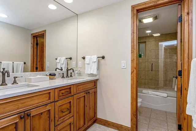 3 Bedrooms, Condo, Diamond, Twin Beds, 2 King Beds, Queen Bed, 3 Bathrooms، Antlers at Vail 2/3