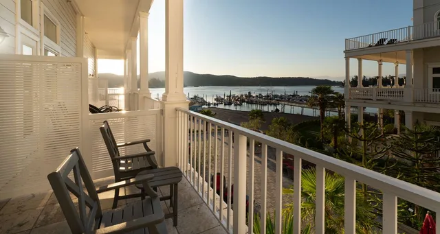 غرفة بسرير كينج بشرفة مع أريكة، Prestige Oceanfront Resort, WorldHotels Luxury 1/1