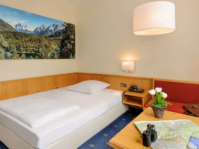 غرفة قياسية بسرير كوين، Mercure Hotel Garmisch Partenkirchen 1/7