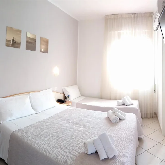 غرفة ثلاثية بإطلالة على الحديقة، HOTEL PRESTIGE 2/3