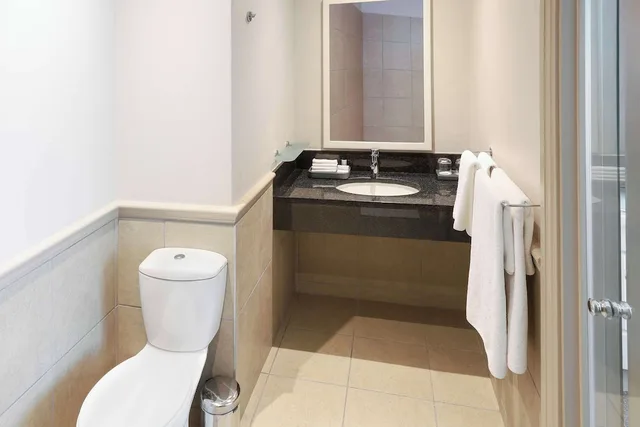 غرفة بريميوم بسريرين منفصلين بإطلالة على البحر، Southern Sun The Marine Hotel 6/6
