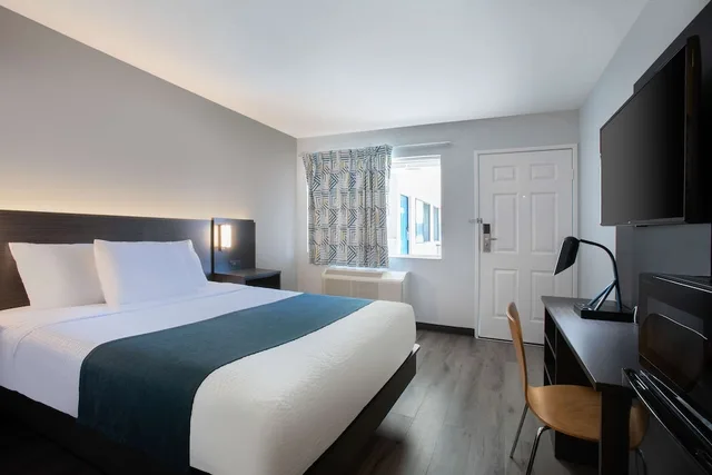 Standard, Queen Bed, Motel6 Woodland, CA - Sacramento Airport 4/8