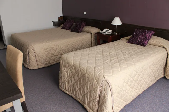 غرفة قياسية بسرير كوين وسرير فردي في الطابق العلوي، West Coaster Motel 4/7