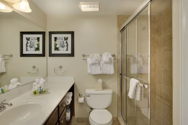 جناح كلاسيكي بسرير كينج بغرفة نوم واحدة مع أريكة، Bluegreen Vacations Patrick Henry Square, an Ascend Collection Resort 7/7