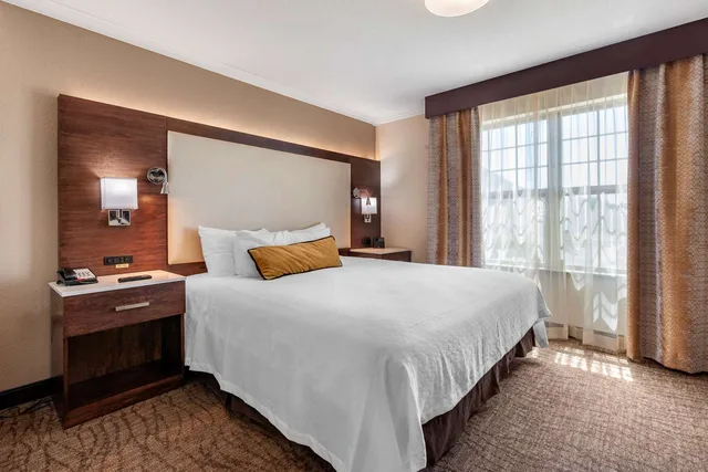 جناح بسرير كينج بغرفتين مع أريكة بمطبخ صغير بحوض استحمام، Best Western Premier Bridgewood Resort Hotel 2/6