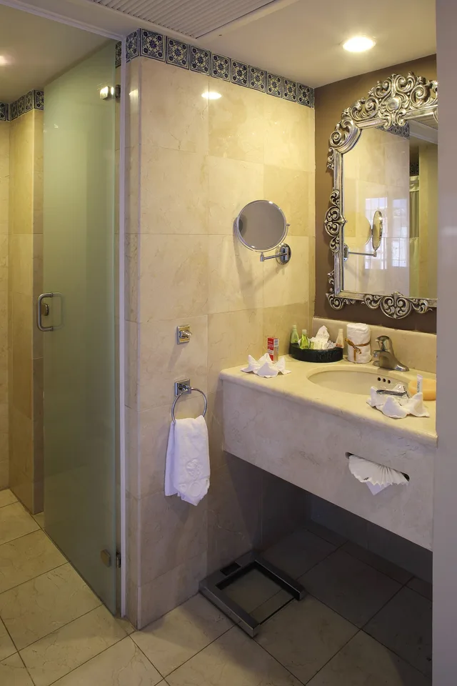 Interior, Junior Suite, King Bed, Emporio Zacatecas 2/3