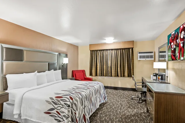 غرفة سوبيريور بسرير كينج، Red Roof Inn Yuba City Bonanza - Marysville 1/3