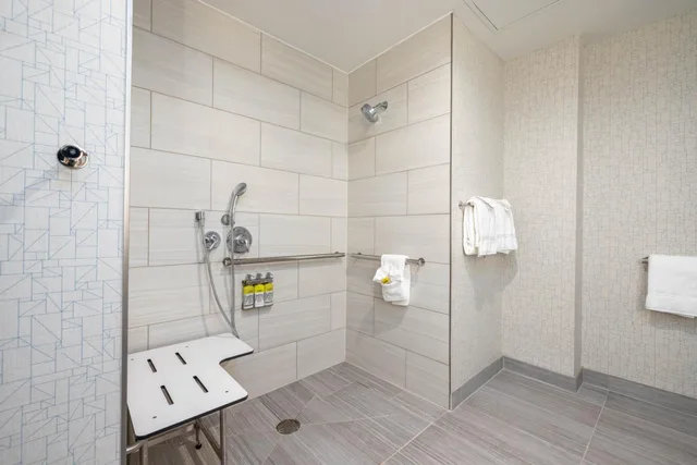 غرفة بسرير كينج وسريرين كوين لذوي الإعاقة، HOLIDAY INN EXPRESS AND SUITES SAN JOSE SILICON VALLEY 8/10