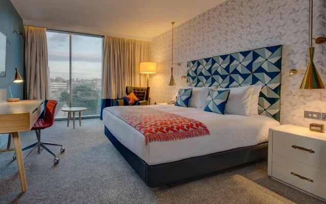 غرفة بسرير كينج وسرير فردي مع سرير إضافي، Hilton Bournemouth 4/10