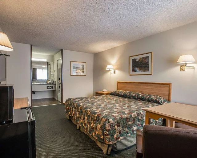 Room, King Bed, Palm Inn Riverside 2/2
