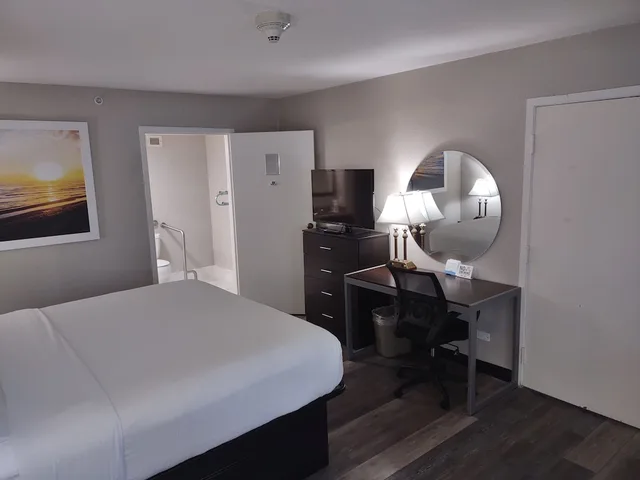 Room, King Bed, Accessible, Days Inn by Wyndham Port Charlotte/Punta Gorda 6/10