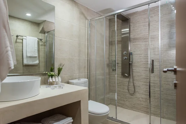 غرفة قياسية بسرير كينج في الطابق الأرضي، Bluebell Luxury Suites 4/5