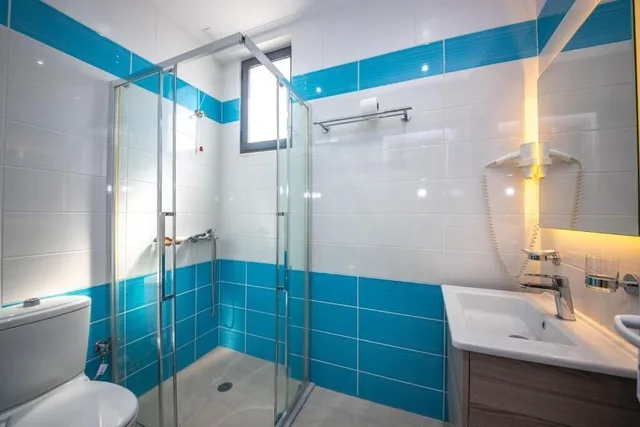 غرفة سوبيريور رباعية بسرير كوين وسرير فردي بإطلالة على البحر بشرفة مع أريكة، Blue Sky Hotel 8/10