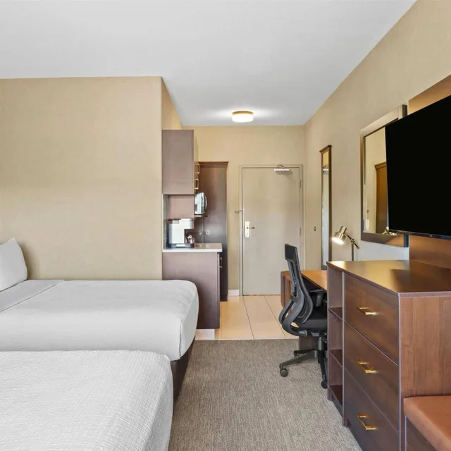 غرفة بسرير كينج وسريرين كوين، Ramada By Wyndham Drumheller Hotel & Suites 3/9