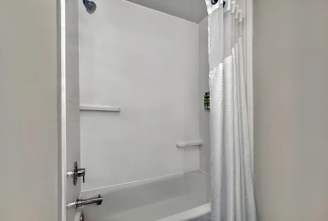جناح لذوي الإعاقة، Holiday Inn Express Hotel Suites Kansas City Airport 8/9