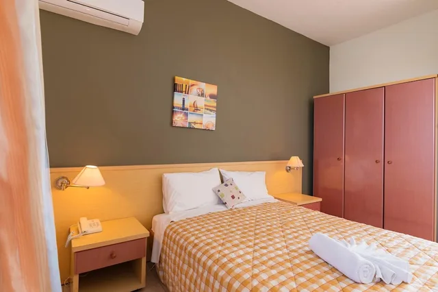غرفة بسريرين منفصلين بغرفة نوم واحدة، Georgia Hotel 2/9
