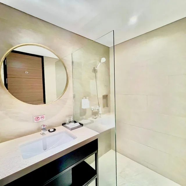 غرفة ديلوكس بسرير كينج وسرير كوين للمدخنين، Swiss-Belinn Airport Surabaya 9/10