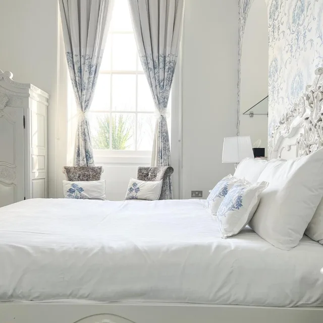 جناح، The Riverside House Hotel 2/9