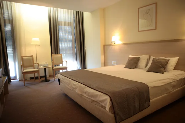 غرفة بسريرين منفصلين وسرير كينج وسرير فردي، Hotel Savoy 2/3