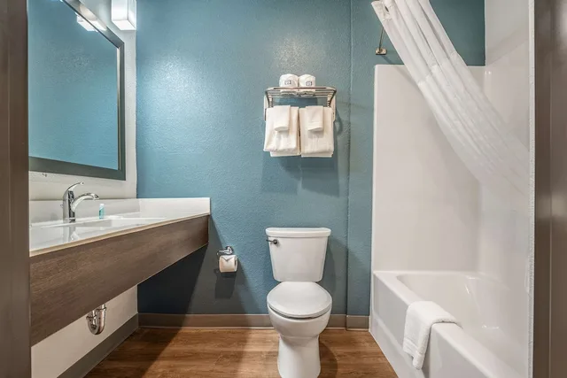 غرفة بسرير كوين لذوي الإعاقة، WoodSpring Suites Naples West 2/3