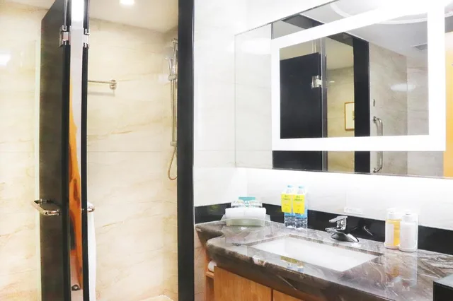 غرفة بريميوم بسرير كينج وسرير فردي، Holiday Inn Chang An West 1/2