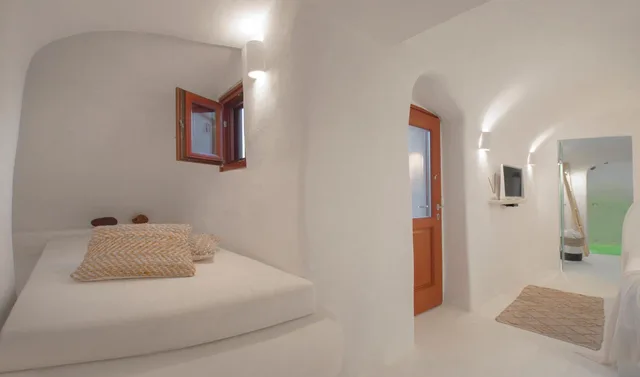 Cave, Junior Suite, 1 Double and 1 Single Bed, Indoor Jetted Tub، Nano Suites 1/3