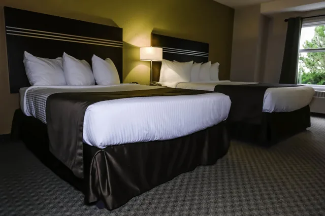 غرفة قياسية بسرير كوين، Walking Eagle Inn & Lodge 2/4
