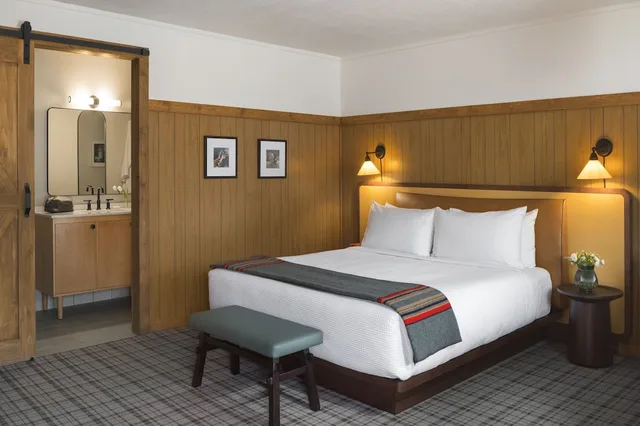 Courtyard, King Bed، The Virginian Lodge 2/4