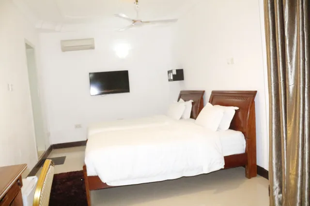 غرفة ديلوكس بسريرين منفصلين بغرفتي نوم، Kingsbridge Royale Hotel 4/8