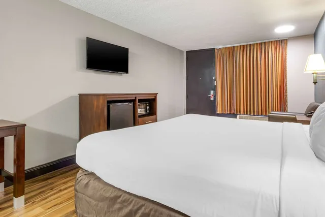 غرفة قياسية بسرير كينج للمدخنين، Econo Lodge Rock Hill Northeast 1/4