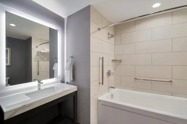 غرفة بسرير كينج بغرفة نوم واحدة مع أريكة، Hyatt Place LAX Century Blvd 1/2