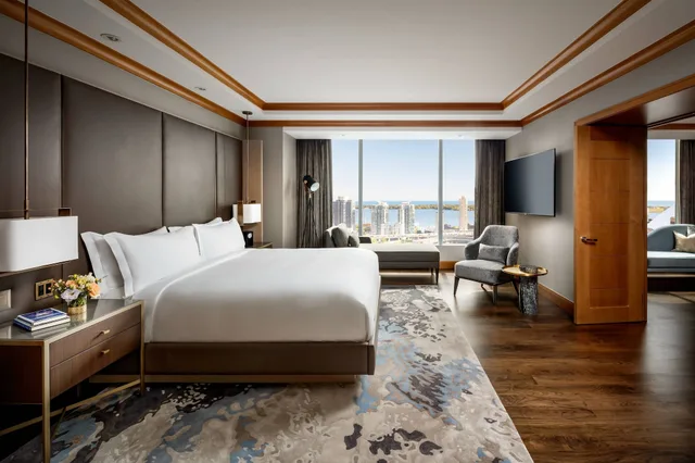 Superior, Suite, King Bed, City View, Club Lounge Access, Lounge Access, Ritz Carlton Toronto Hotel 4/5