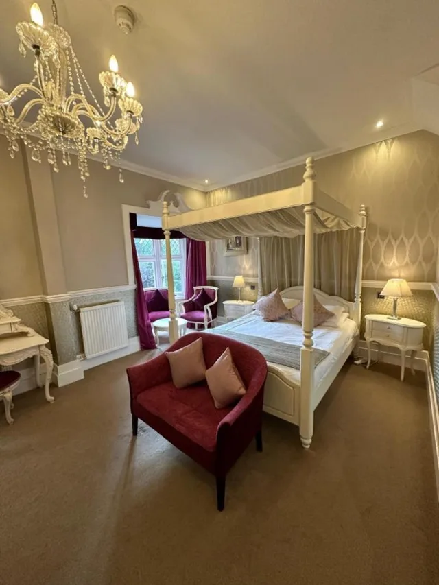 جناح جونيور، Langtry Manor Hotel 2/2