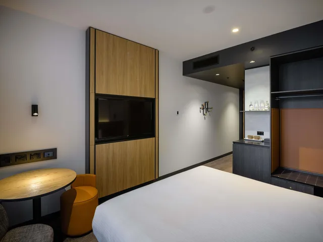 Classic, Double Bed, Movenpick Hotel Hobart 2/4