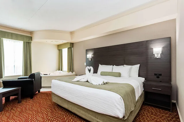 Tower, King Bed, Jetted Tub، Best Western Inn On The Bay 3/4